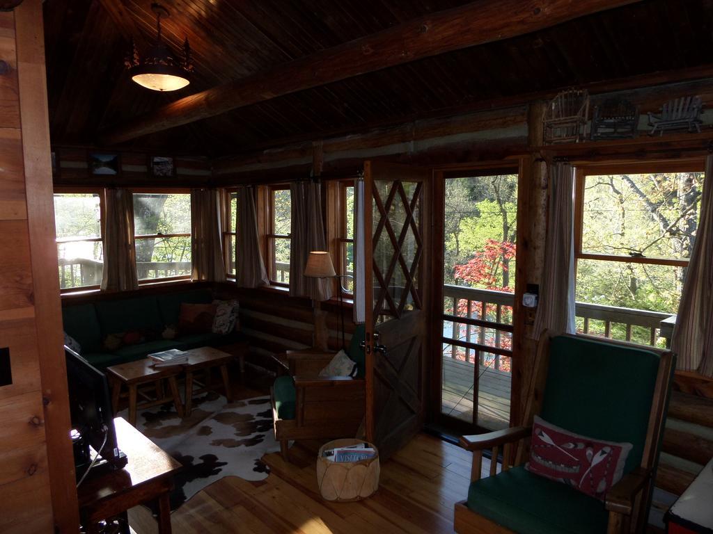فيلا يوريكا سبرينغزفي Lake Lucerne Treehouse المظهر الخارجي الصورة